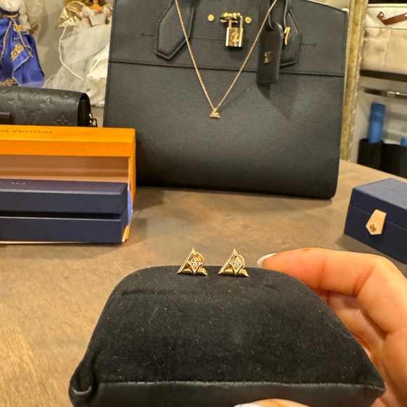 LV Volt pendant, gold, and diamond with gold chain. - Picture 9 of 15